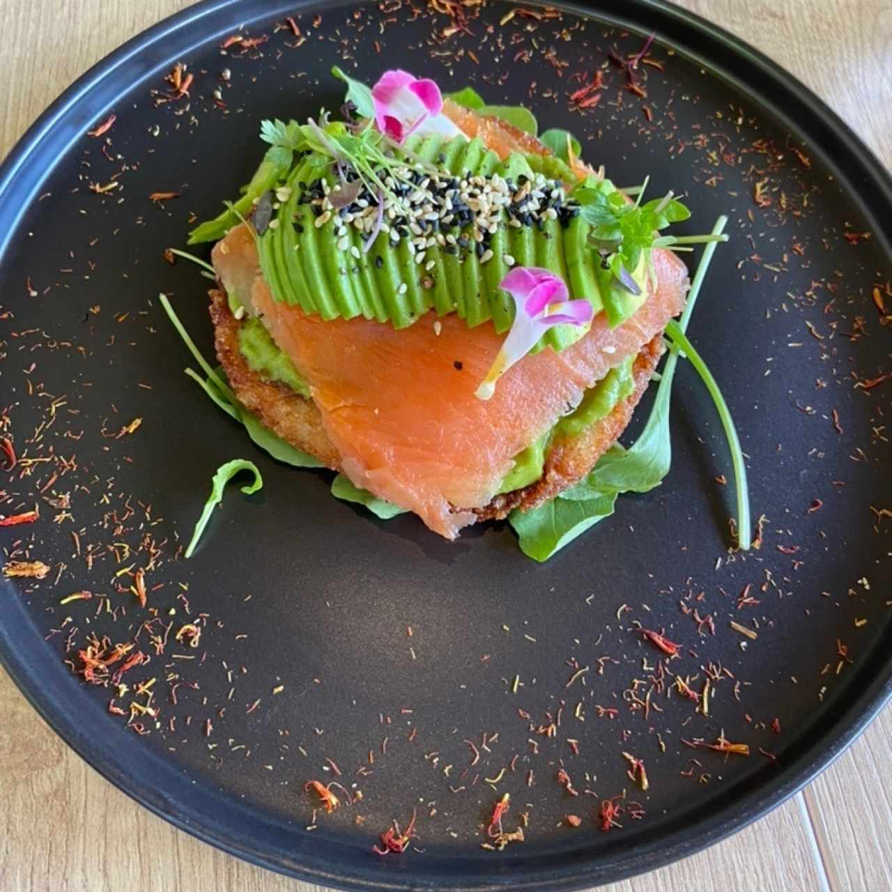 tostada de salmon