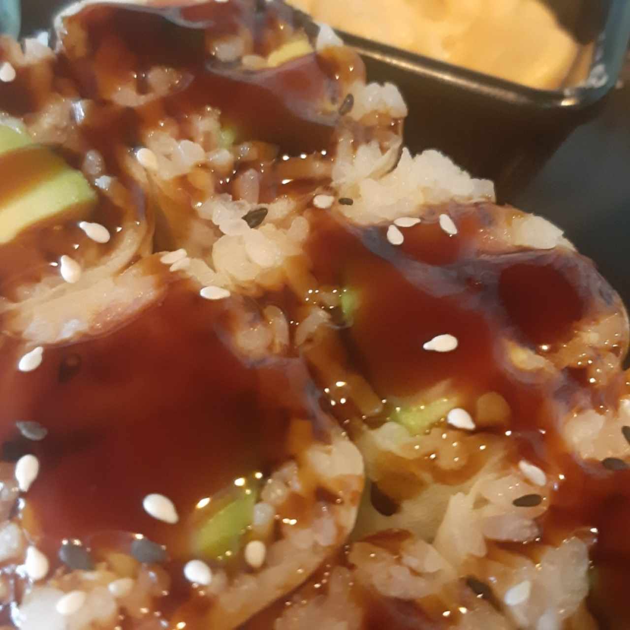 Avo Tuna Spicy Roll