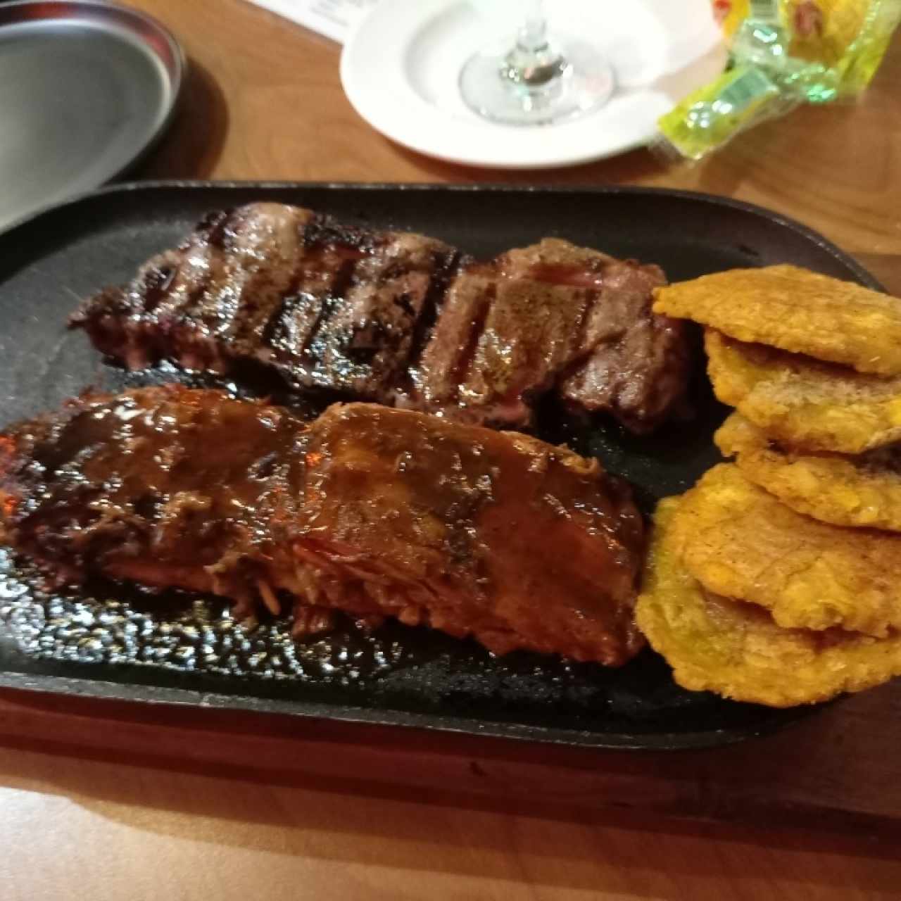 Carne y costilla asada con 2 acompañamientos