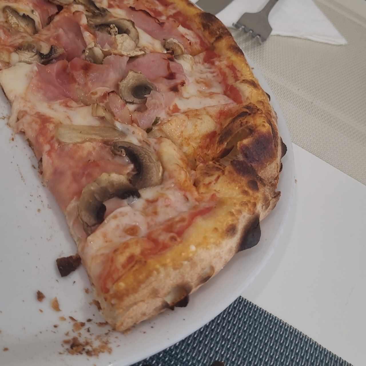 pizza prosciutto funghi