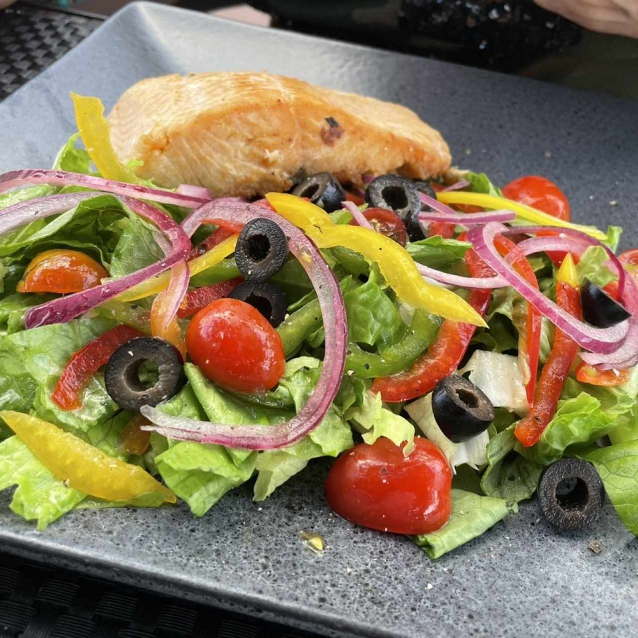 Salmón con ensalada mixta 