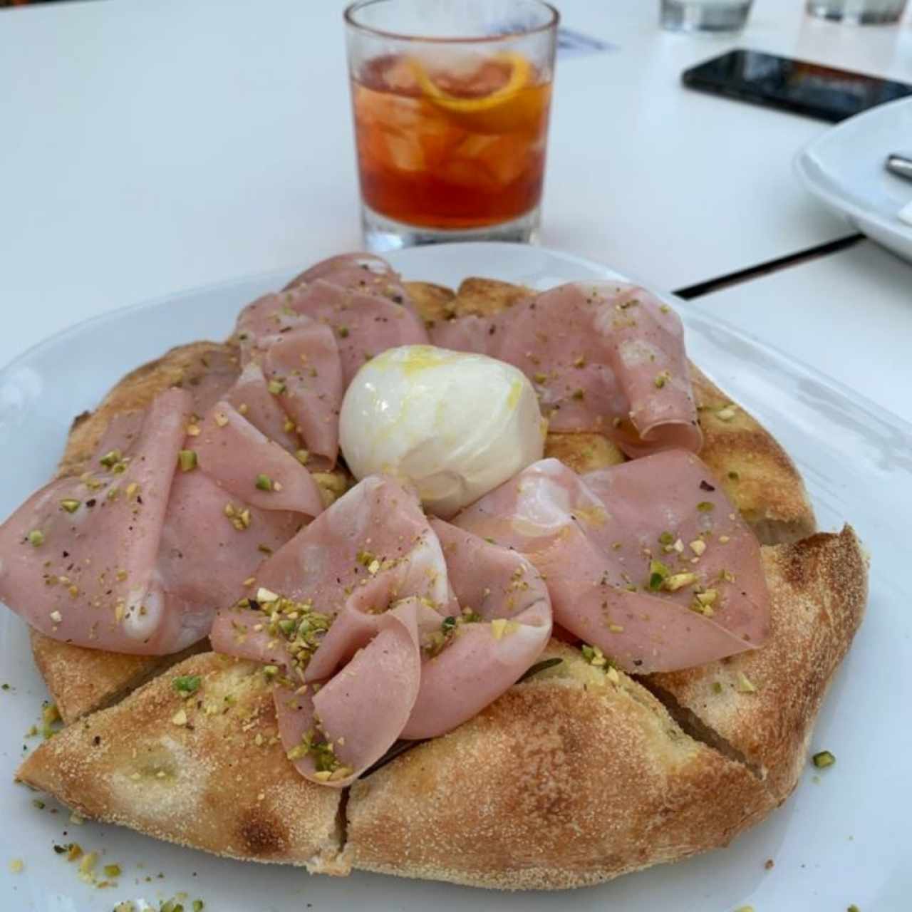 Focaccia de mortadela con  burrata