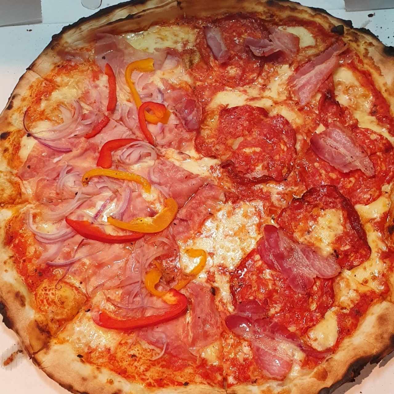 pizza de jamón c pimentón y mitad salame picante.