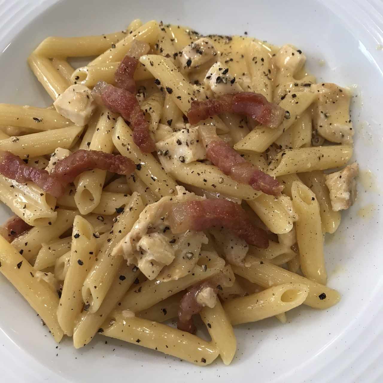 Penne a la carbonara y pollo