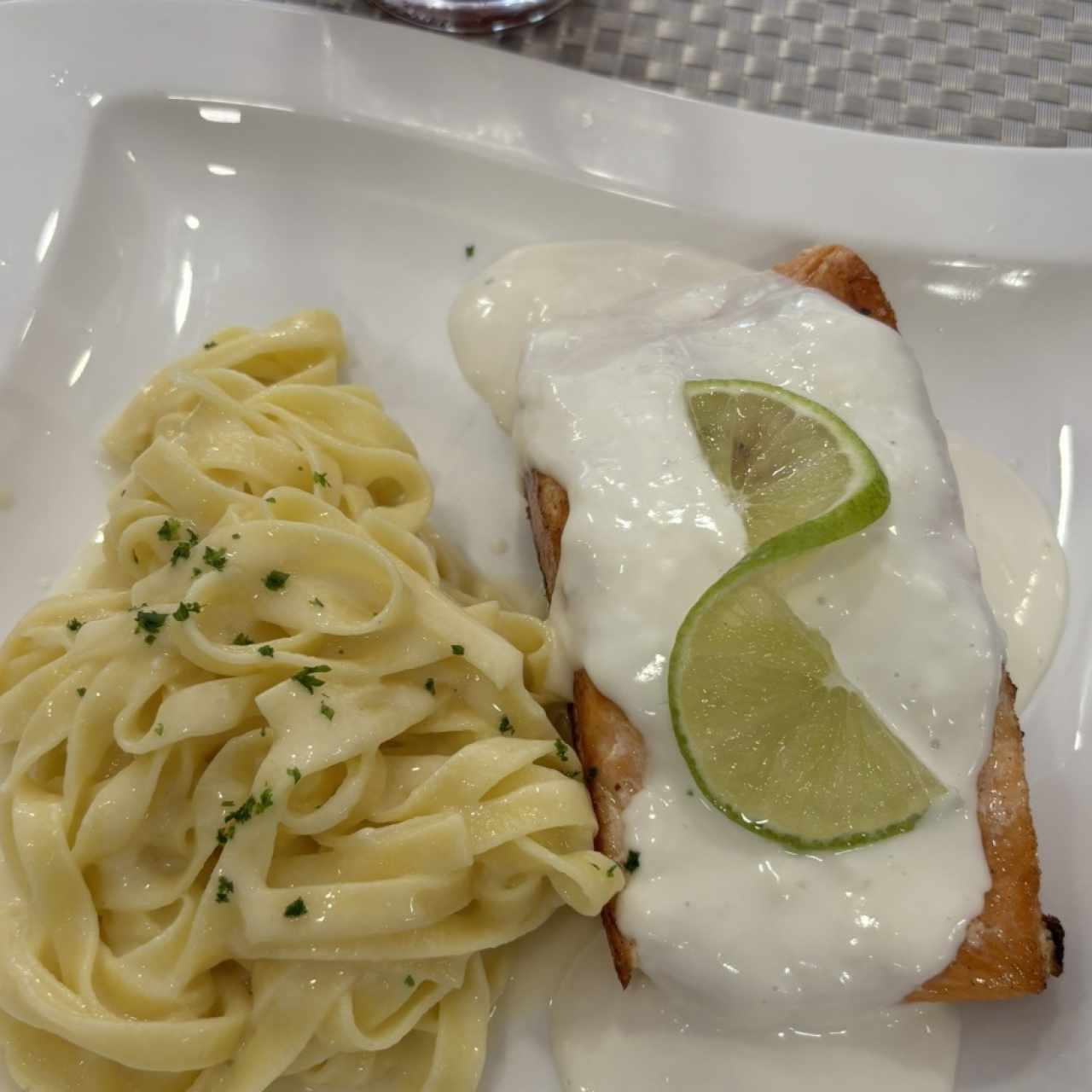 SALMONE CON CREMA AL LIMONE