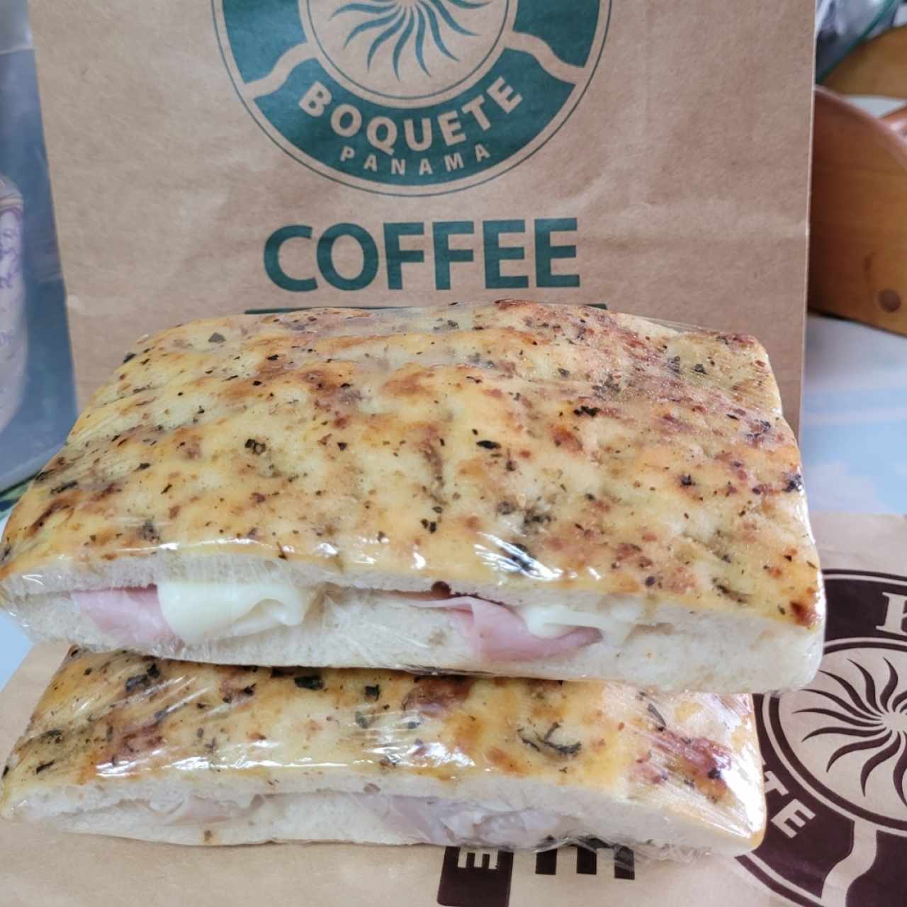 Focaccia jamón y queso mozarella 