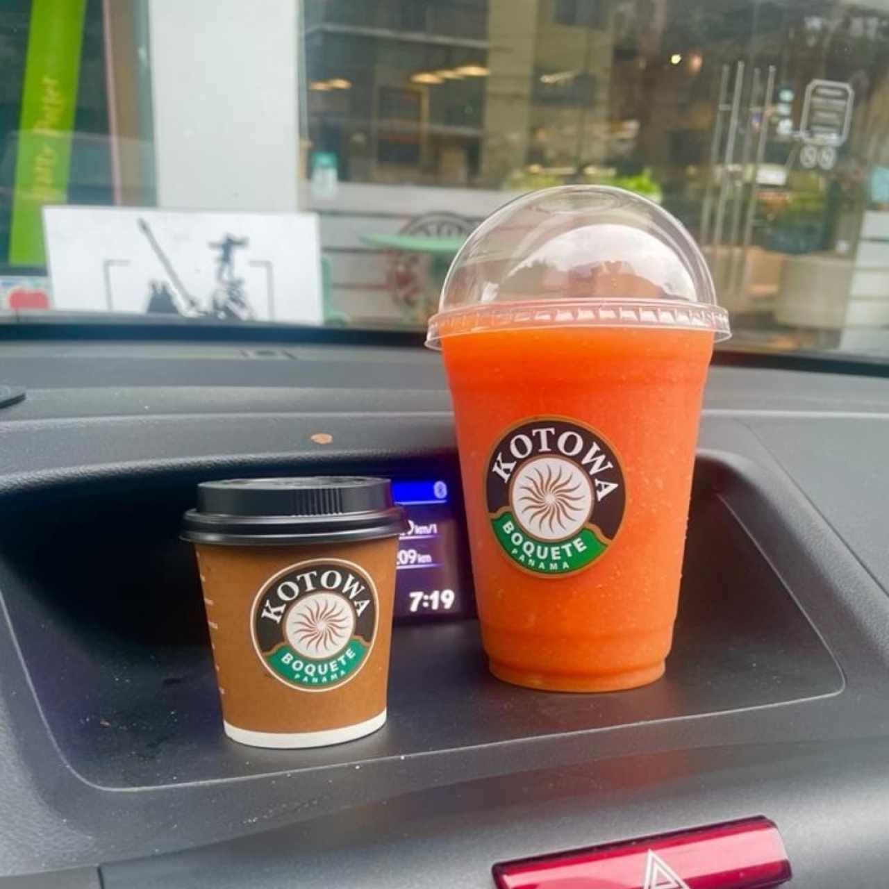 café expresó doble y licuado de papaya 