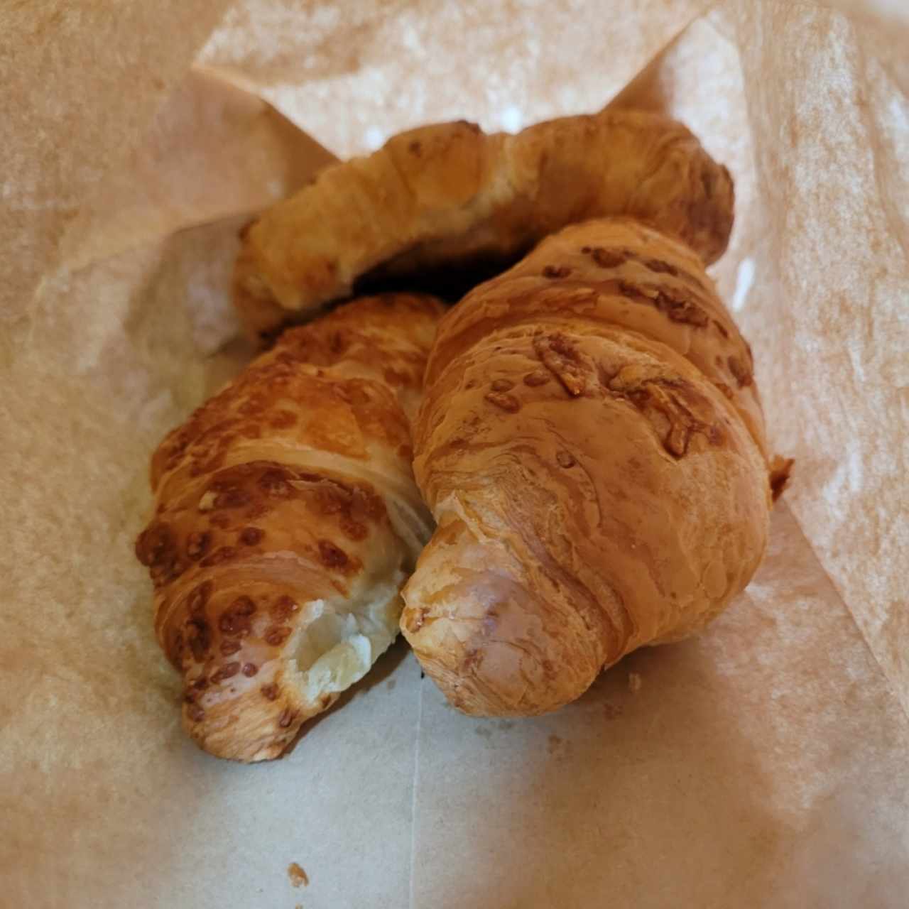 croissant jamón y queso crema