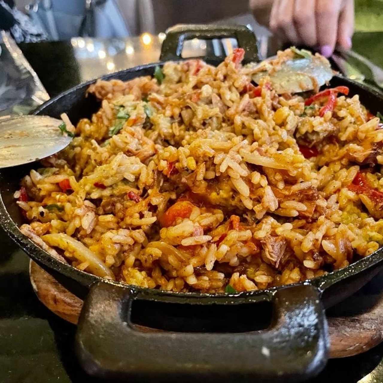 Arroz con Cochinillo (Pimentón, Tomate, Cebolla, Pepita de Marañón y Salsa Sofrito)