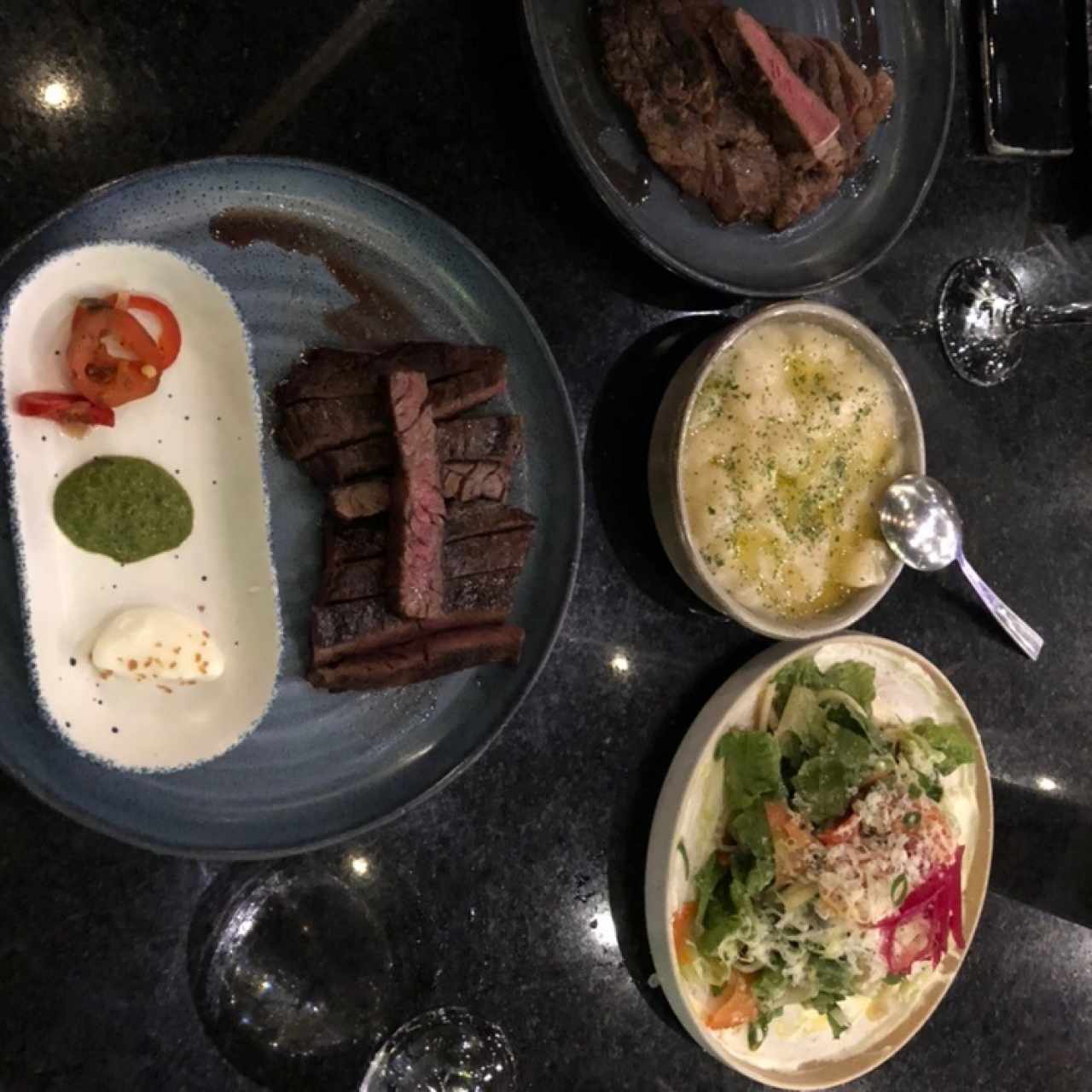 Entraña y Ribeye con ensalada de la casa y yuca