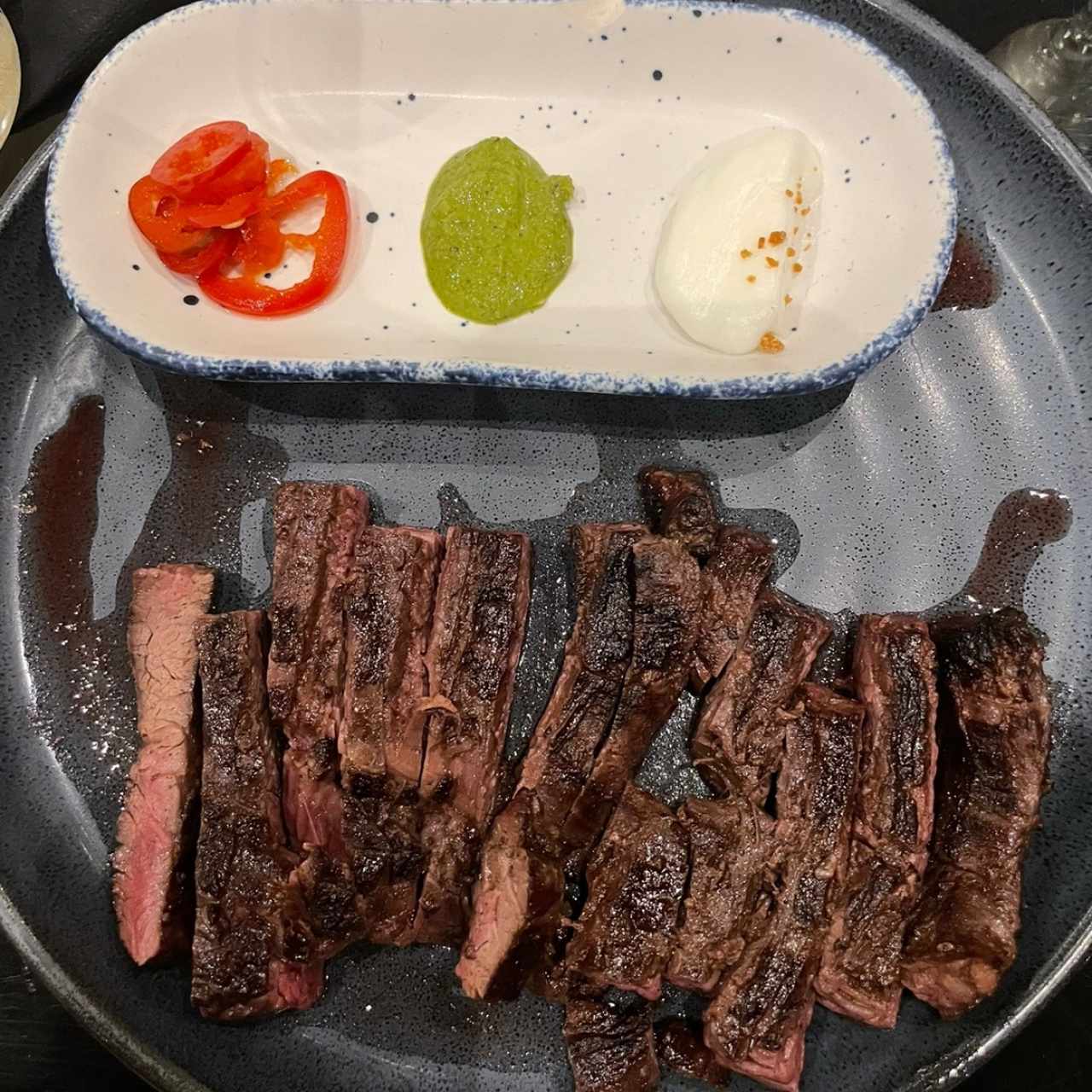 Entraña término 3/4 con aji dulce, chimichurri y nube de ajo