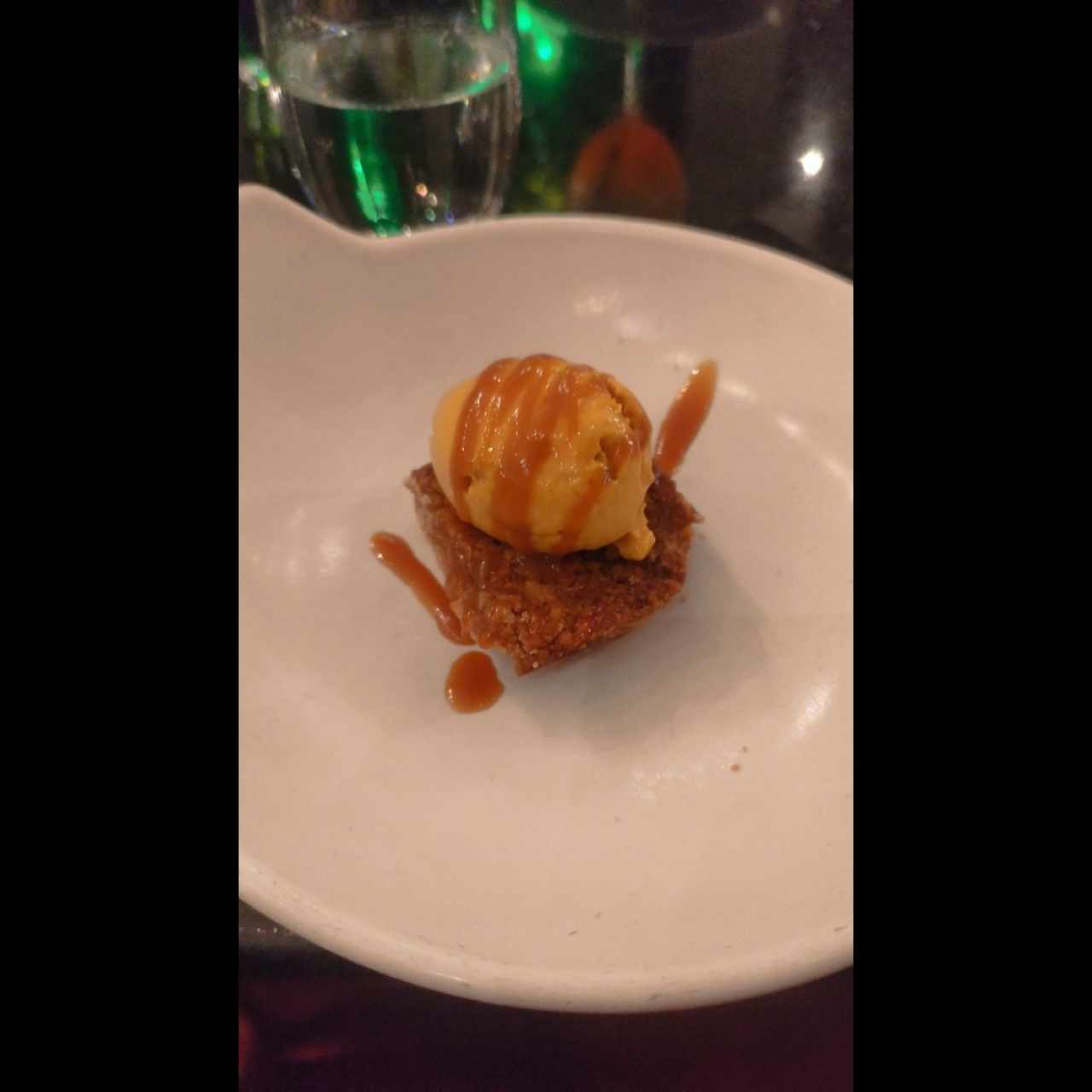 Dulce de pecan pie con helado 