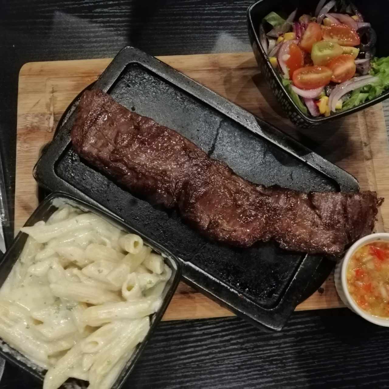 Entrañas con pasta blanca y ensalada de la casa