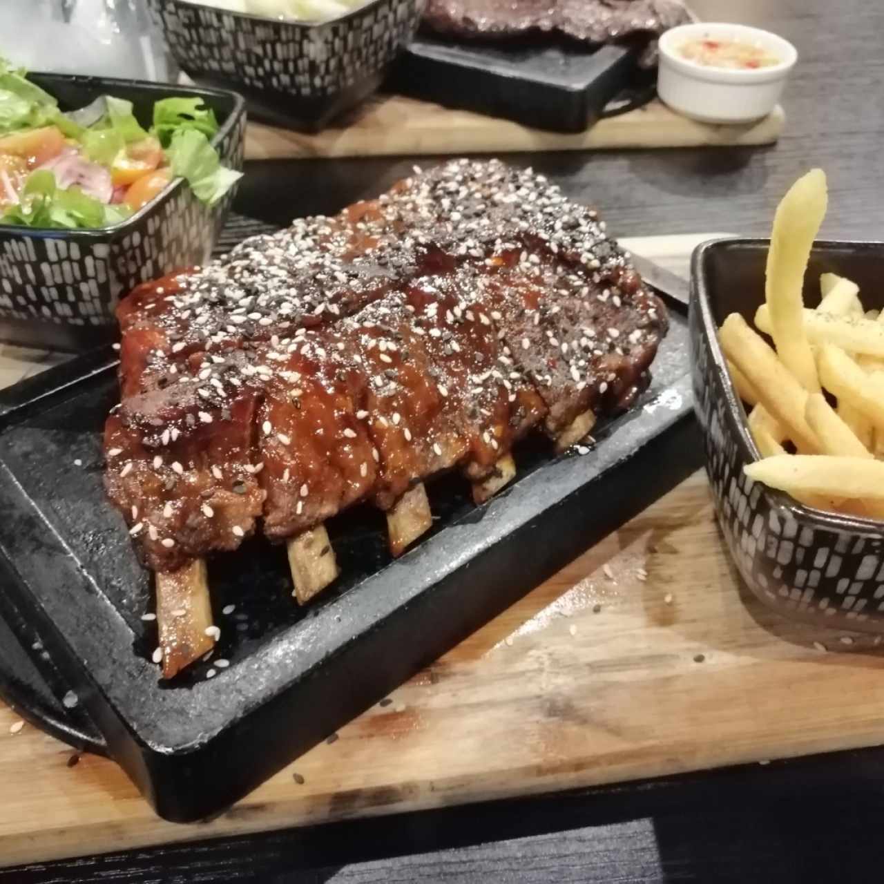 Costillas con papas fritas y ensalada de la casa