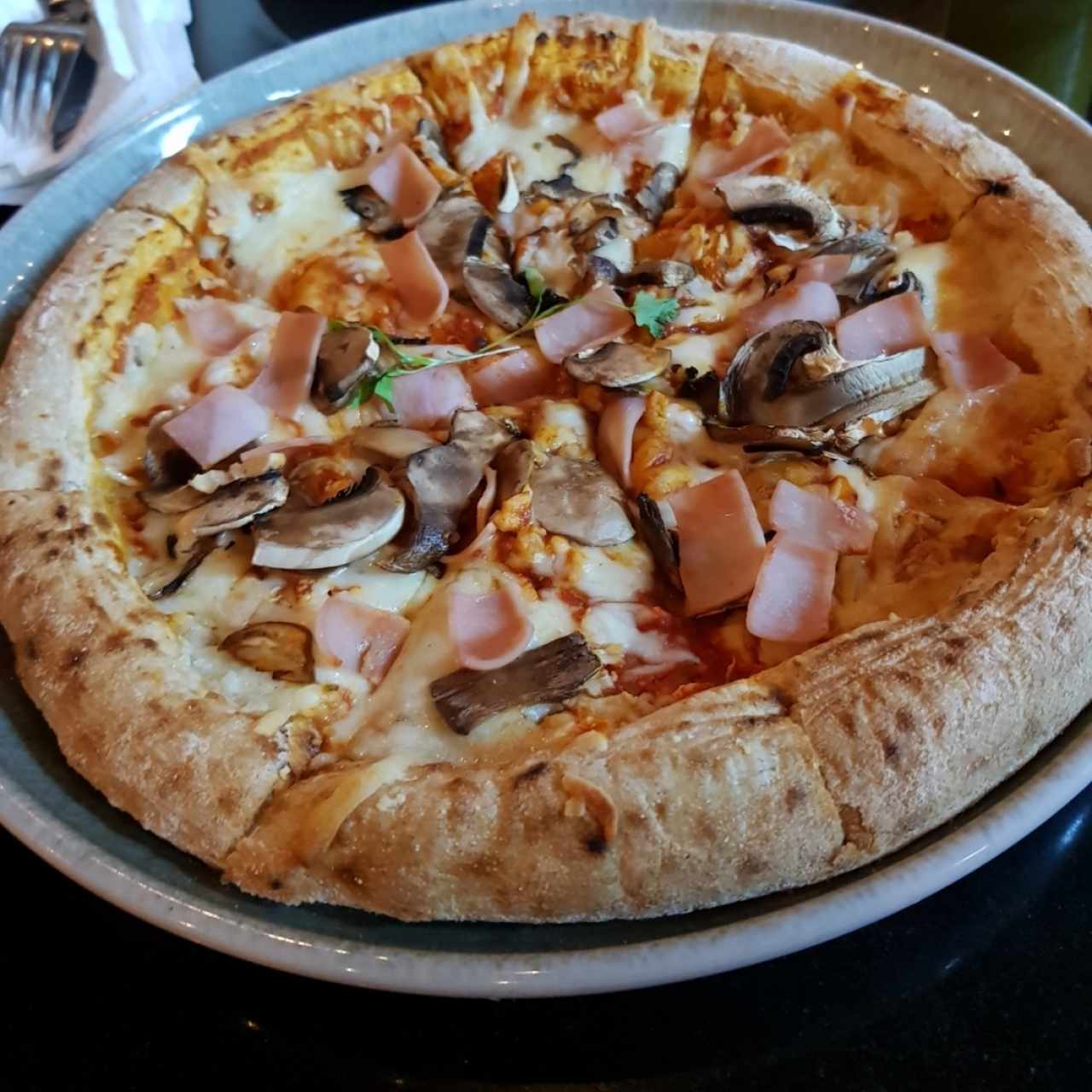 Pizza Jamón y Hongos