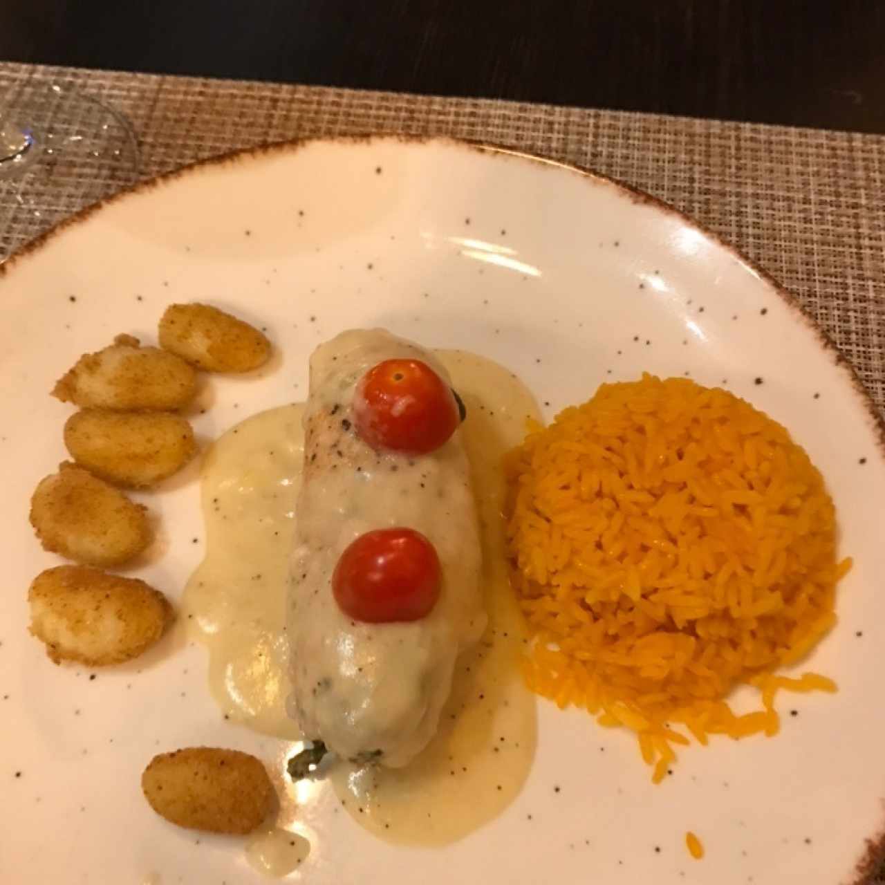 Pollo relleno de feta con ñoquis fritos y arroz