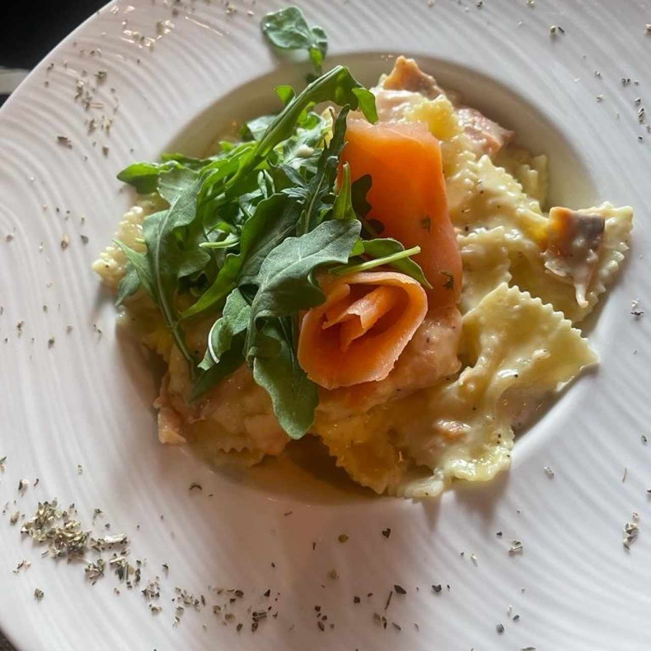 FARFALLE CON SALMÓN Y CREMA DE LECHE (Salmón, Crema de Leche)