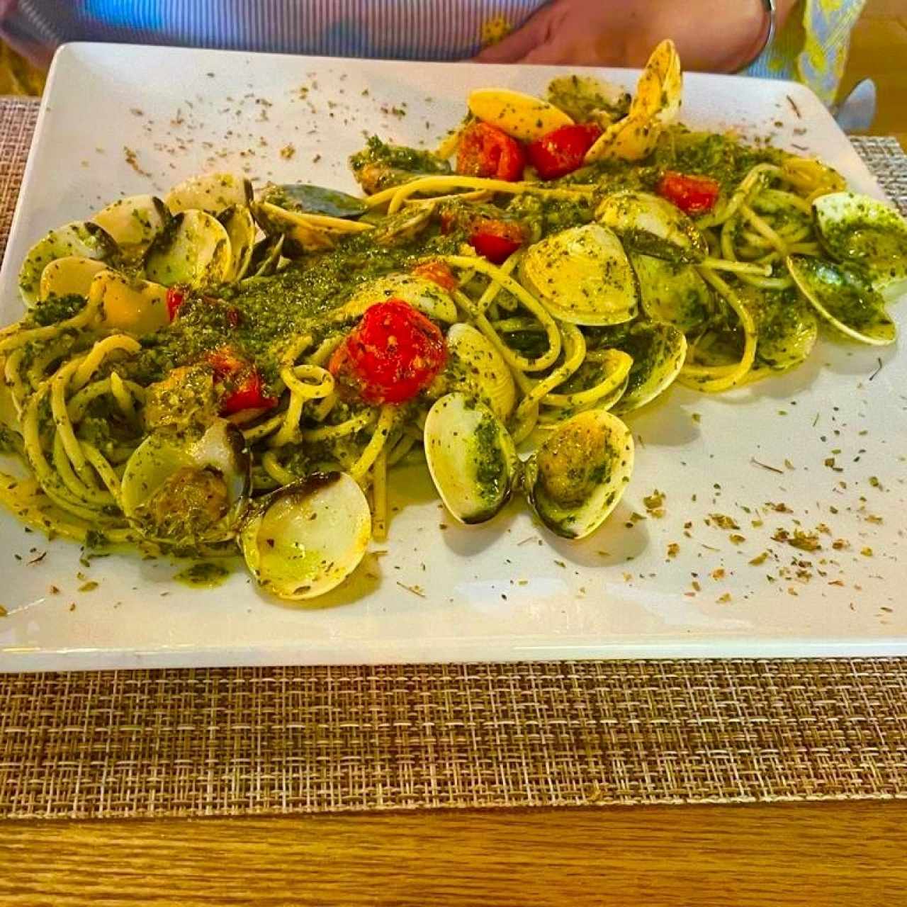 Spaghetti con salsa pesto a la "Ligure" y Almejas (almendras, ajo, albahaca, queso de oveja, parmesano, aceite de oliva)