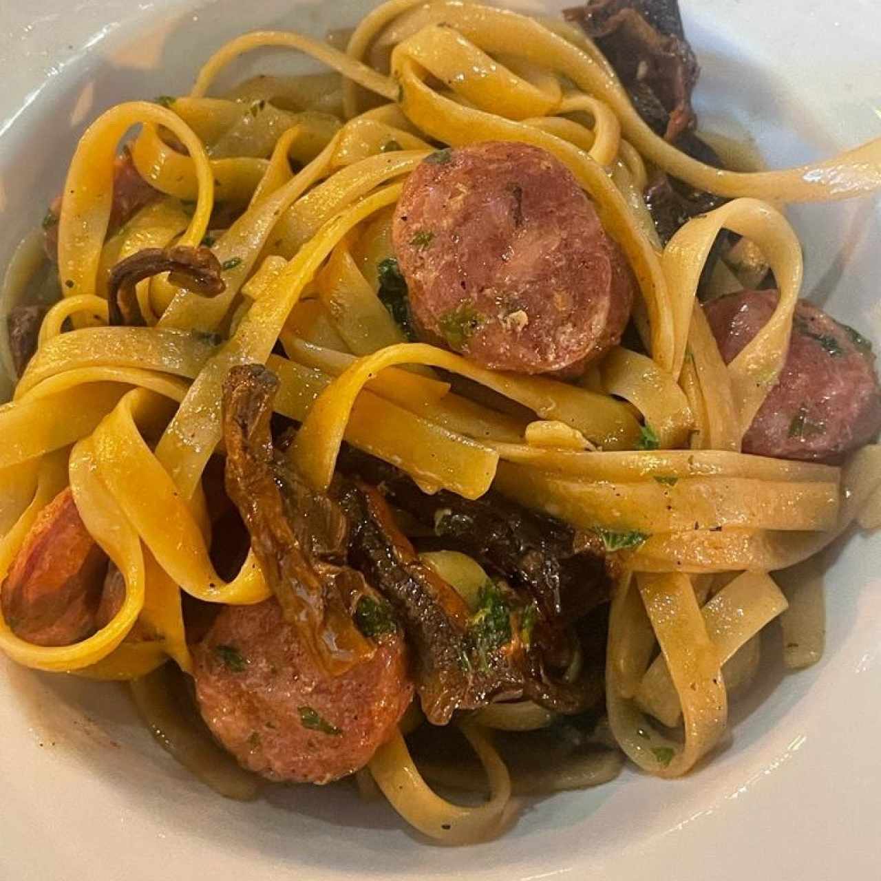 FETTUCCINI CON CHORIZO Y HONGOS PORCINI (Chorizo, Champiñones, Hongos Porcini Secos, Mantequilla)