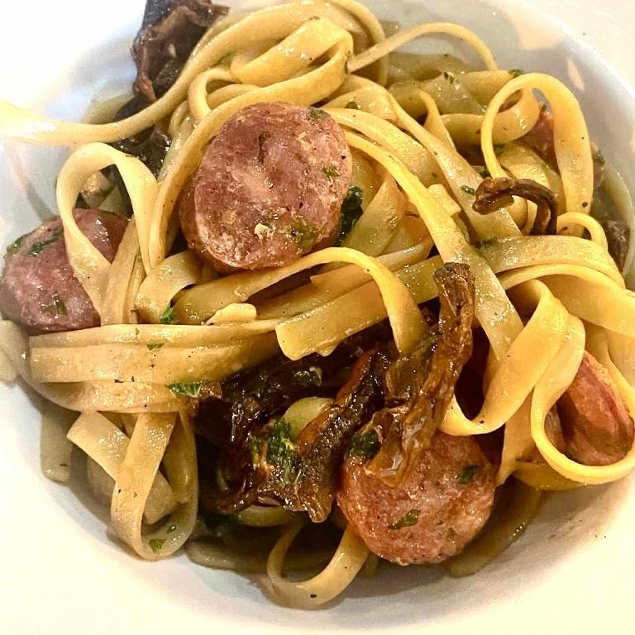 FETTUCCINI CON CHORIZO Y HONGOS PORCINI (Chorizo, Champiñones, Hongos Porcini Secos, Mantequilla)