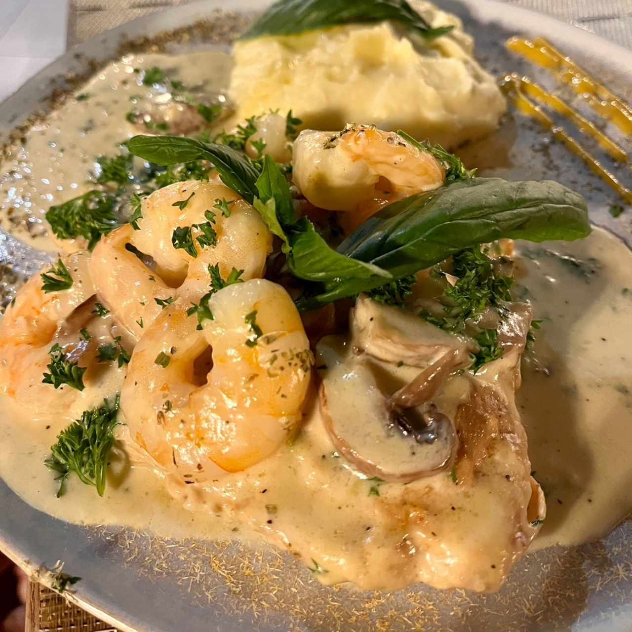 Pechuga de Pollo, Hongos y Camarones con Puré de Papas