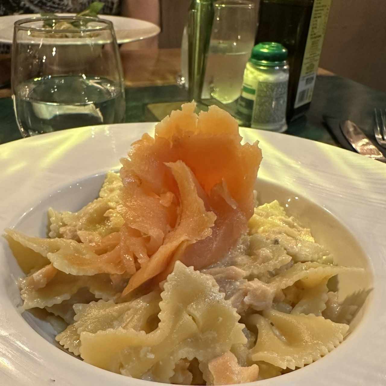 Farfalle con Salmón y Crema de Leche