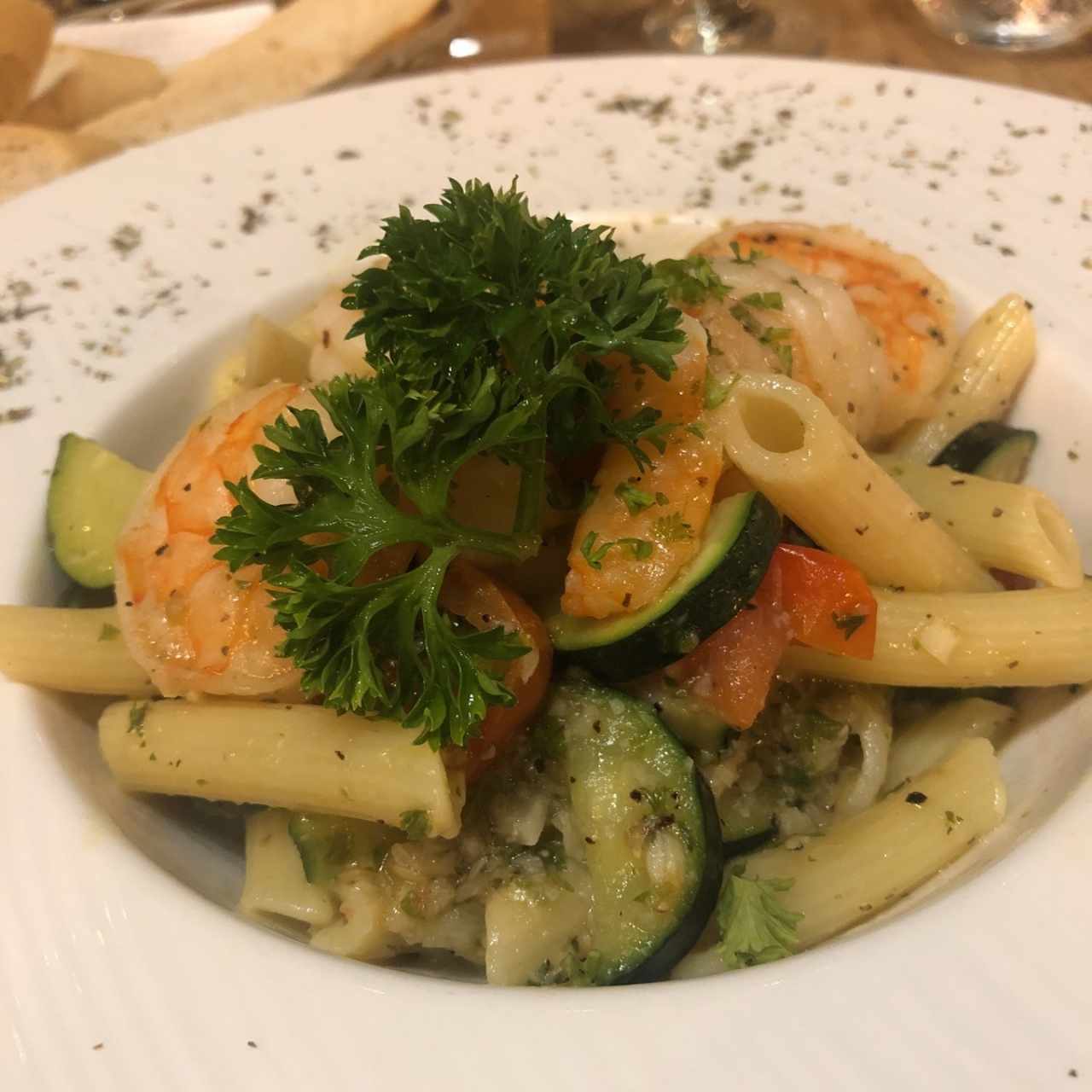 Penne con Zucchini, Camarones, Tomate