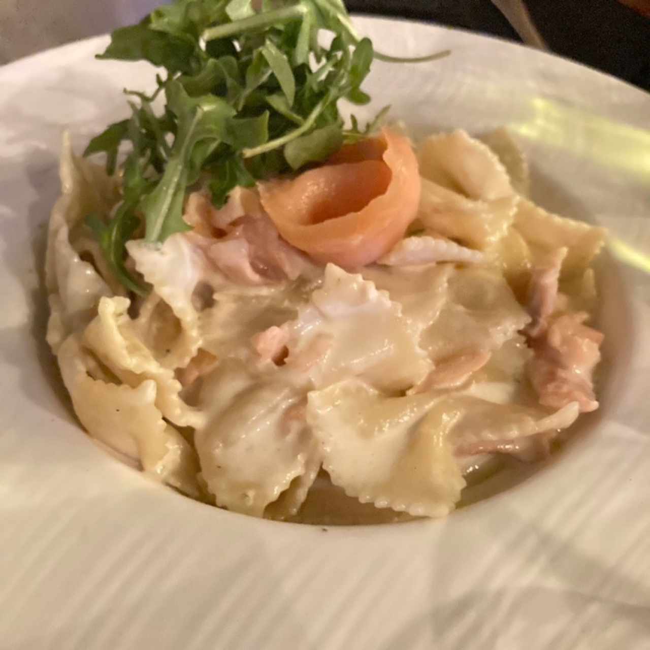 Farfalle con Salmón y Crema de Leche