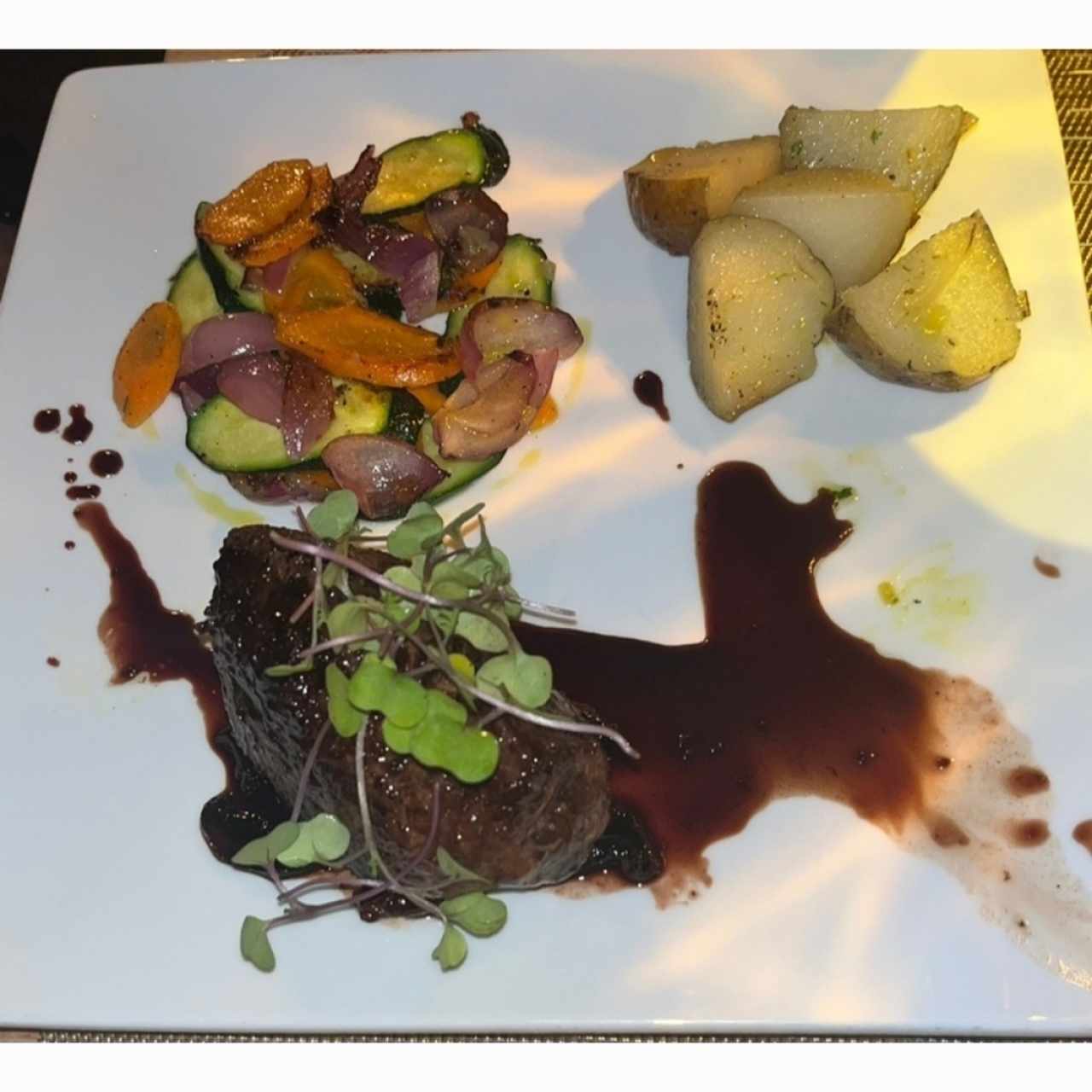 Filete de Res al Vino Hebo con Papas o Vegetales Salteados