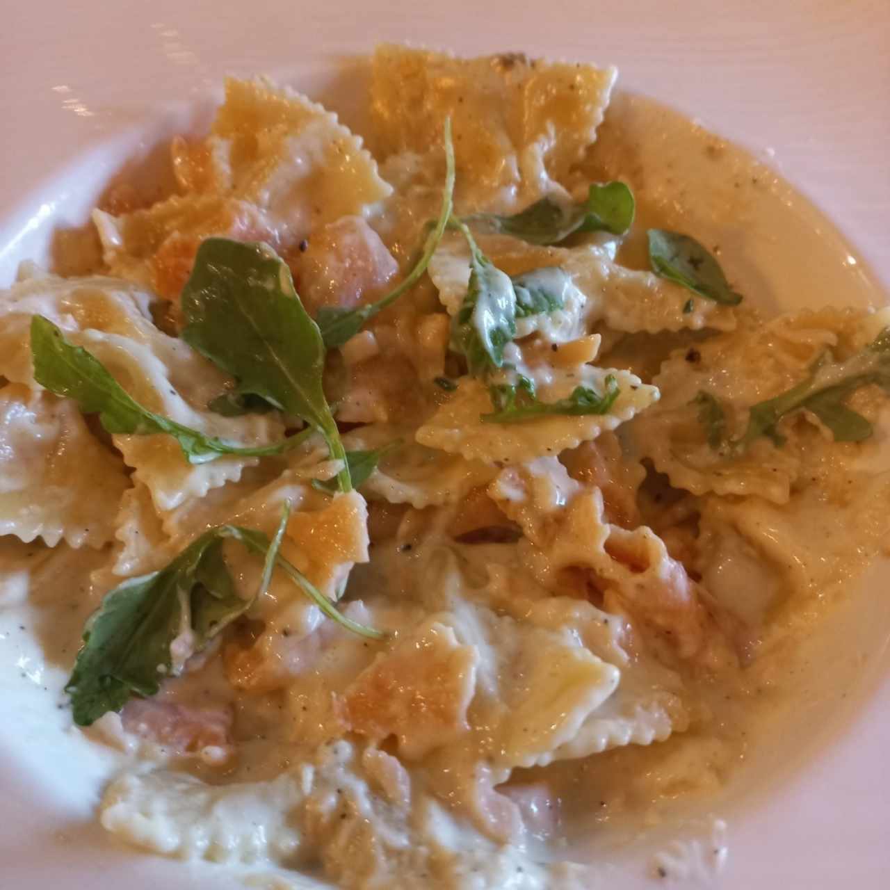 Farfalle con Salmón y Crema de Leche