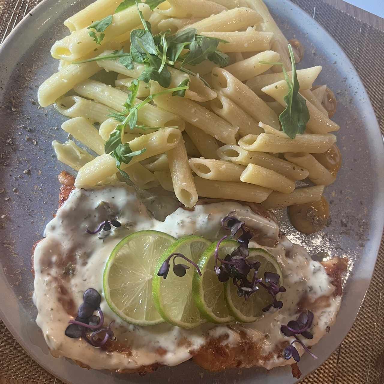 Pechuga de pollo al limón con pasta