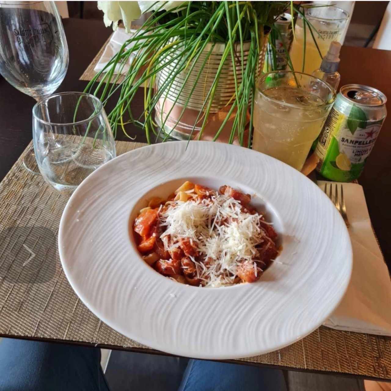 Pasta con Tomate y Albahaca