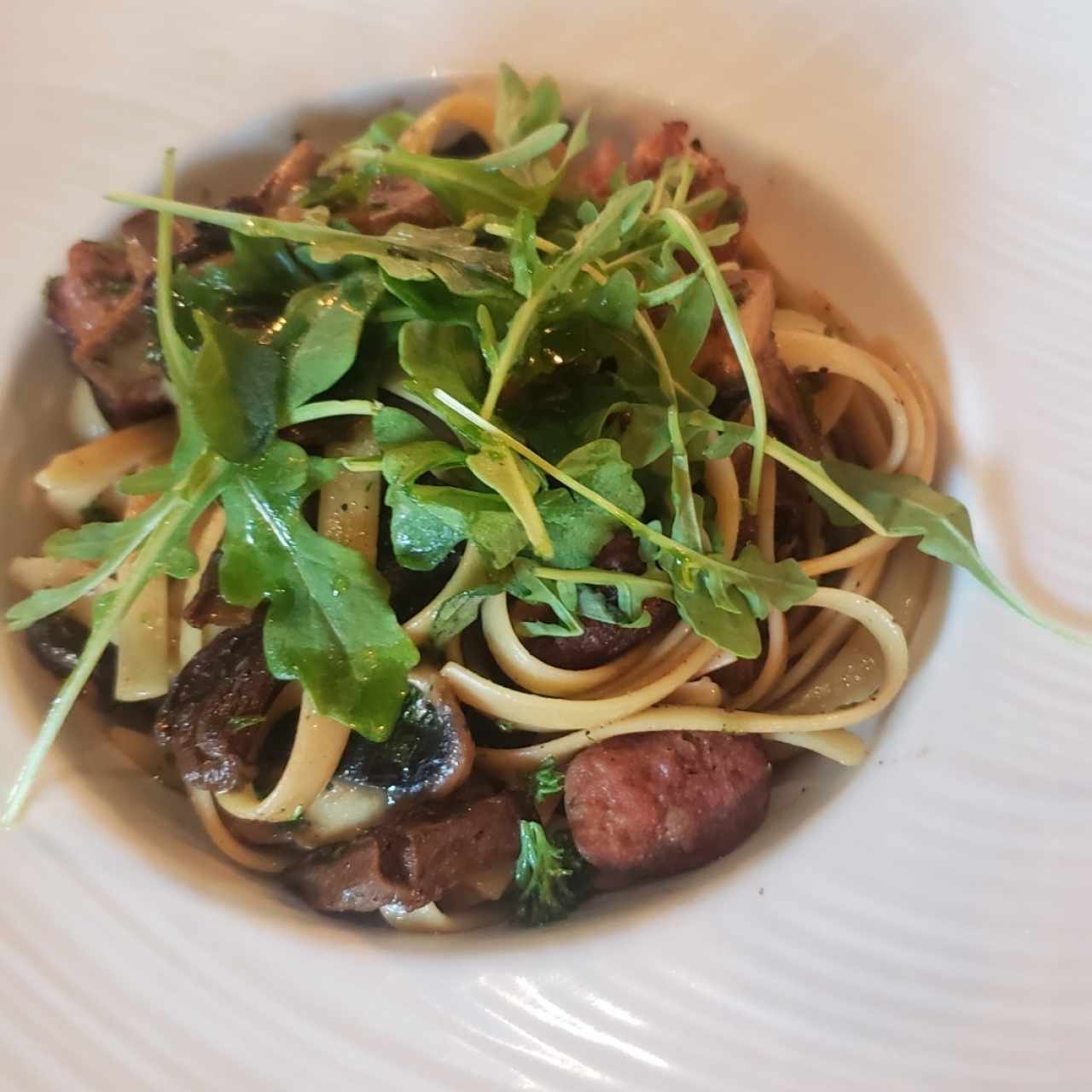 Fettuccine con chorizo y hongos Porcini 