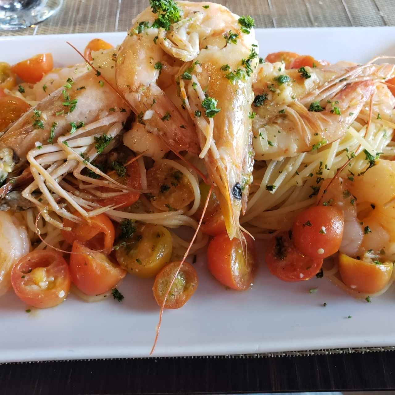 Linguini con langostinos y tomates cherry