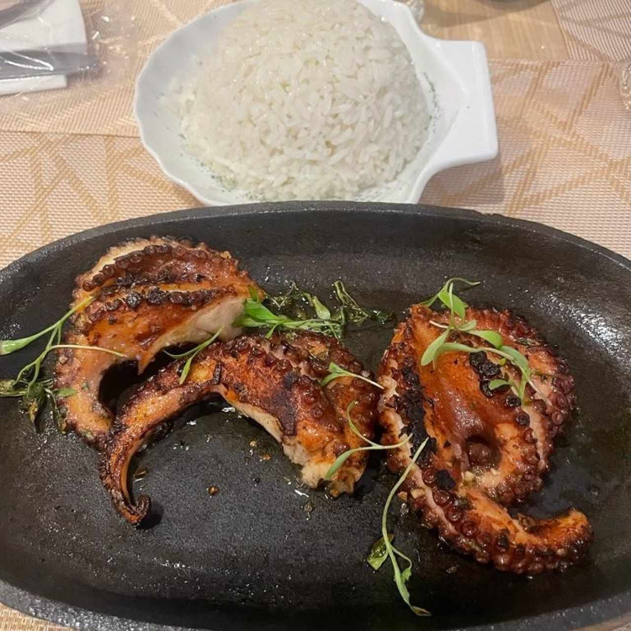 PULPO A LA PARRILLA (Finas láminas de pulpo marinado con especies de la casa y preparado a la parrilla), con Arroz Blanco