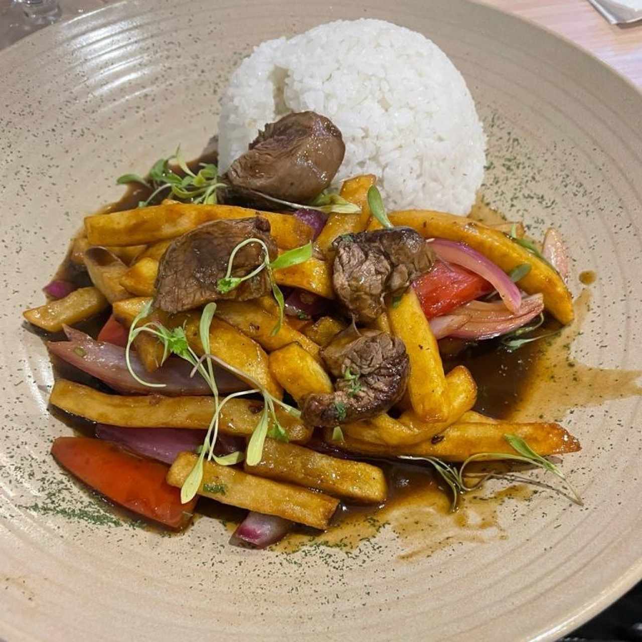 LOMO SALTADO (Tiras de filete de res salteados al momento con cebolla, tomate y papas fritas)