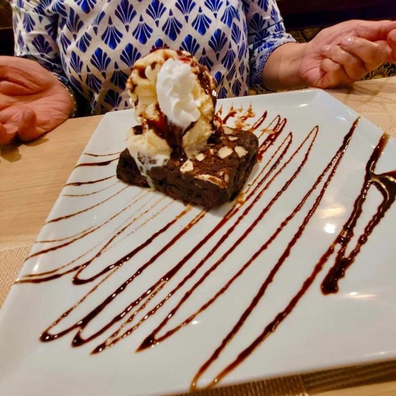 BROWNIE CON HELADO 