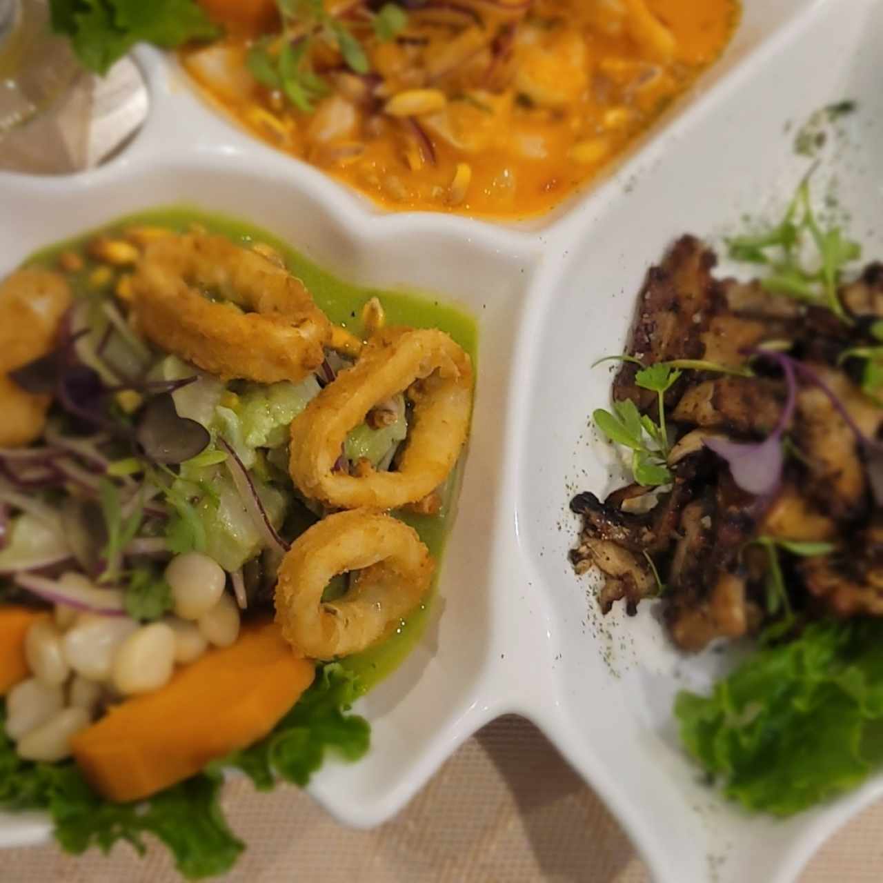 Trío de ceviches y pulpo al carbón 