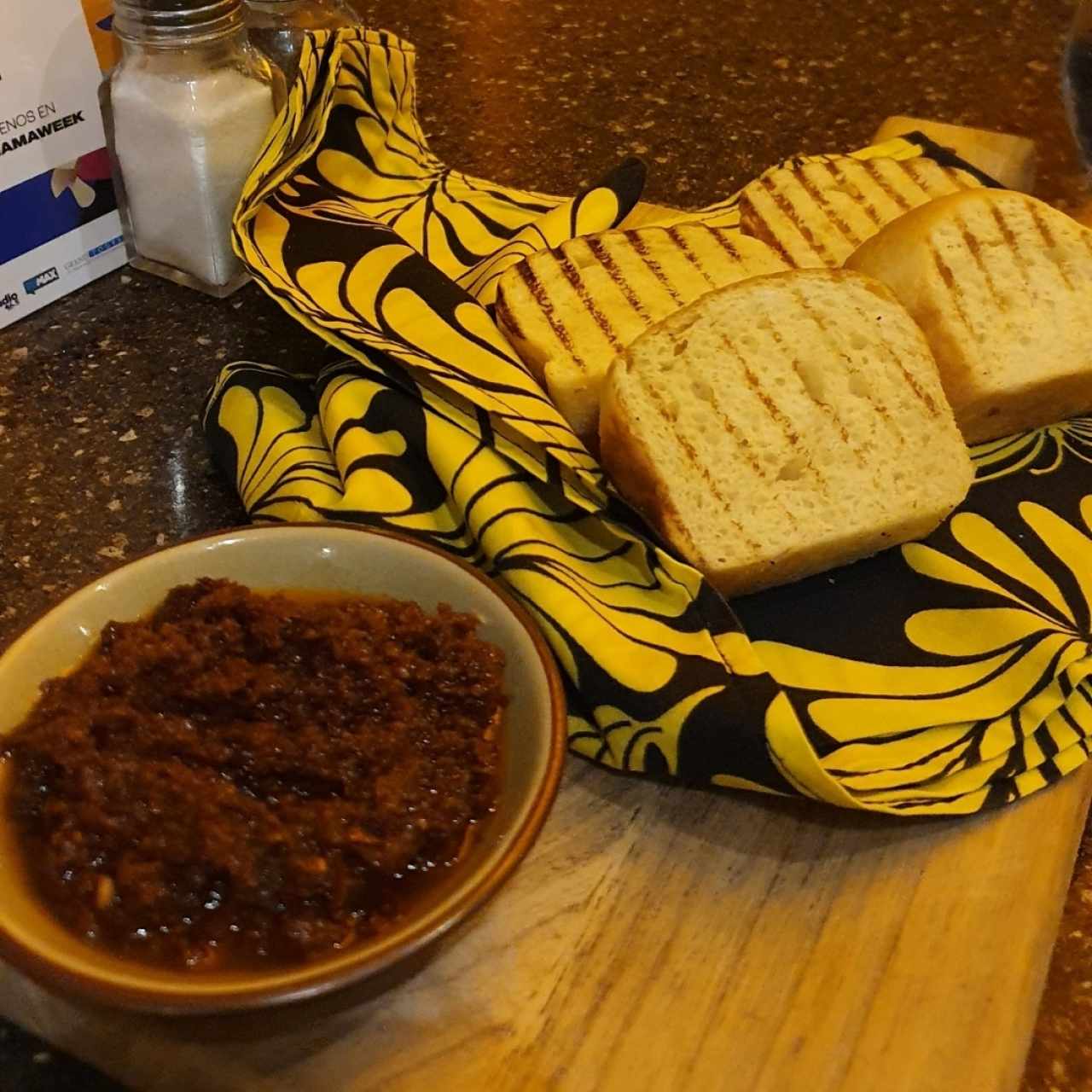 Entrada de la casa, Pan Brioche con pesto de tomato seco