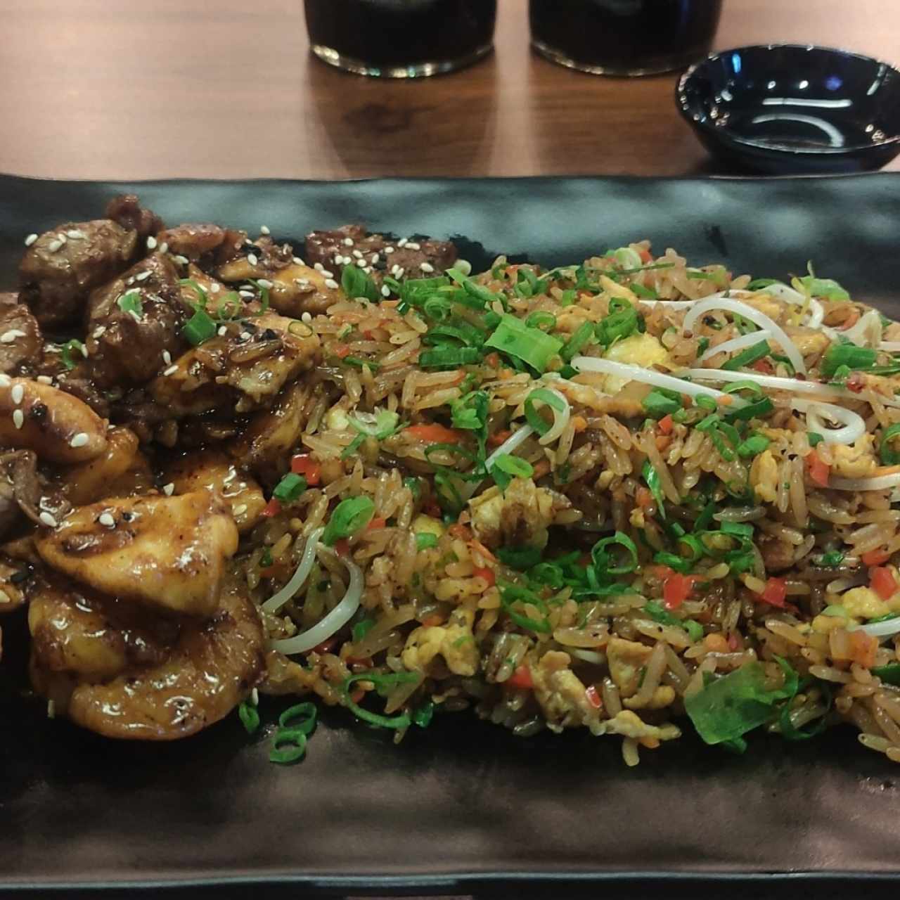 Yakimeshi Mixto (pollo, filete y langostinos)