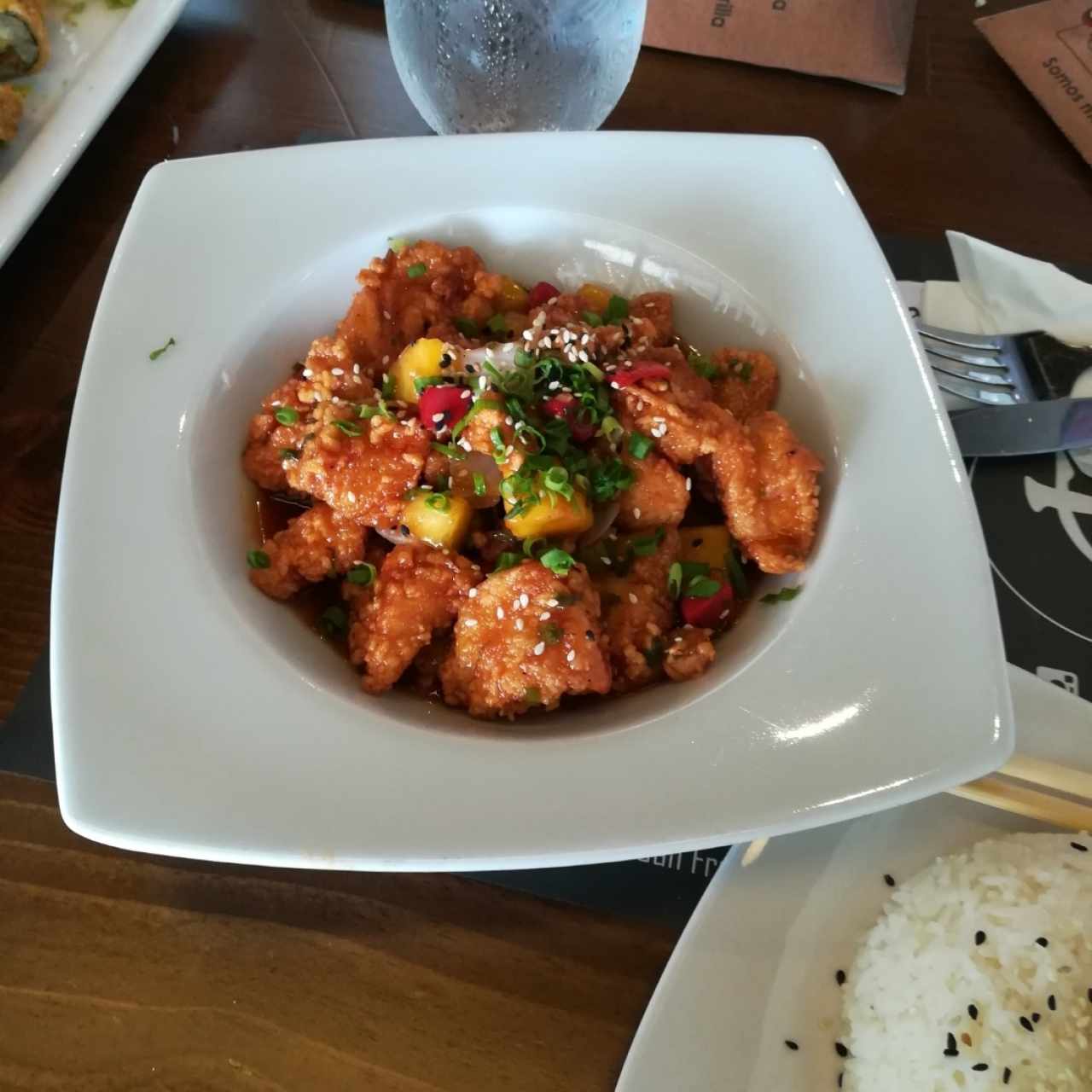 Pollo agridulce acompañado con arroz blanco 