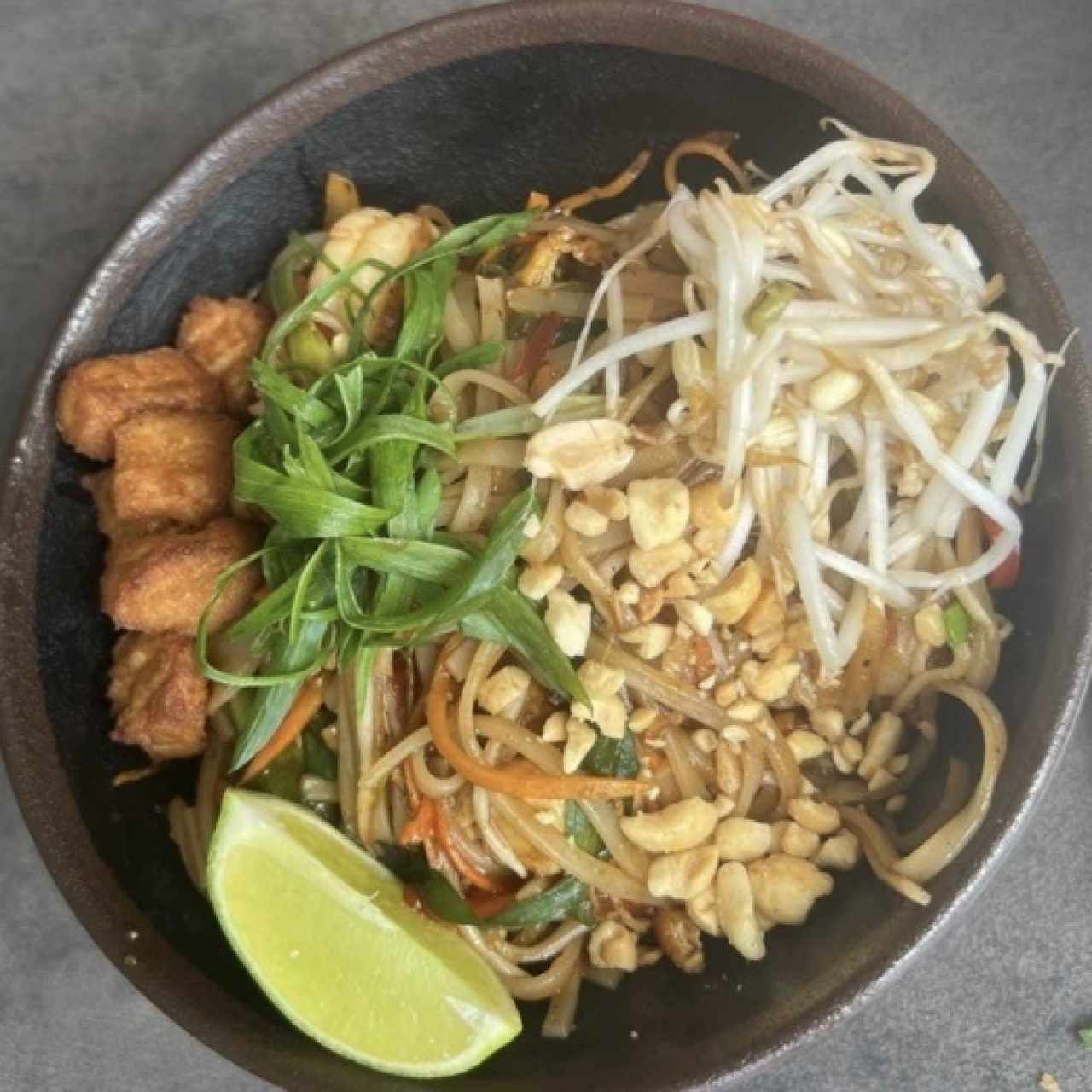 Pad Thai Mixto (pollo, filete y langostinos)