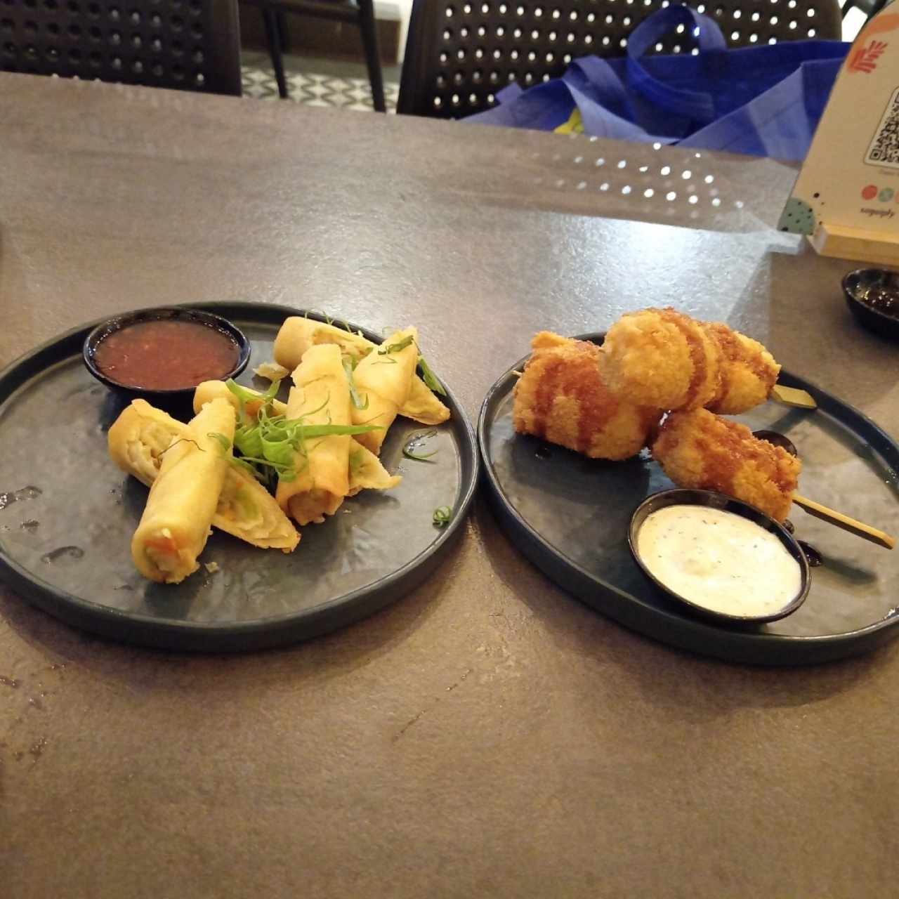 Rollos de primavera y brochetas de queso con platano
