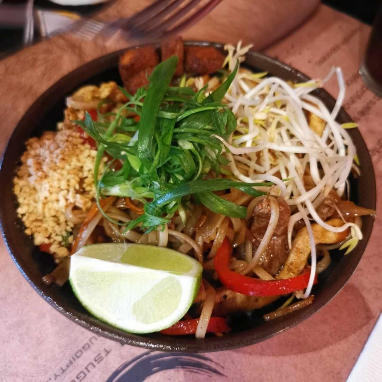 Pad Thai Mixto (pollo, filete y langostinos)