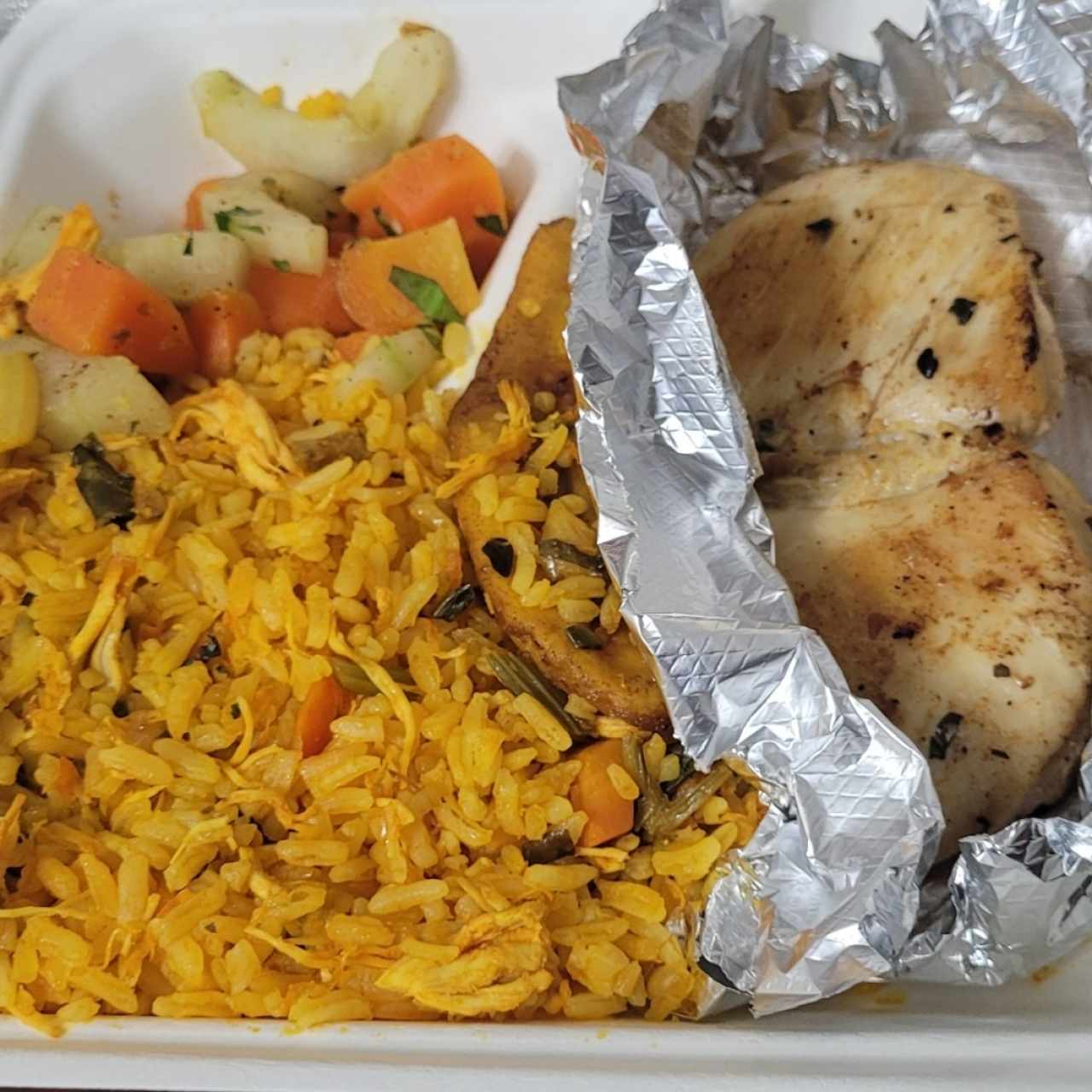 arroz con pollo y filete de pechuga