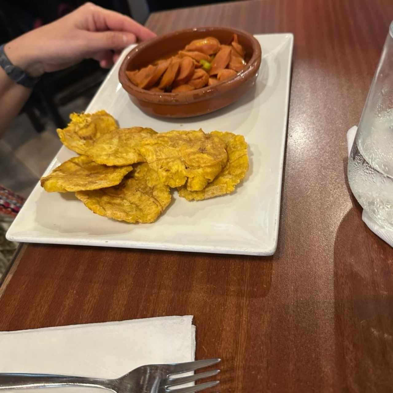 Desayuno - Salchichas Guisadas con patacones 