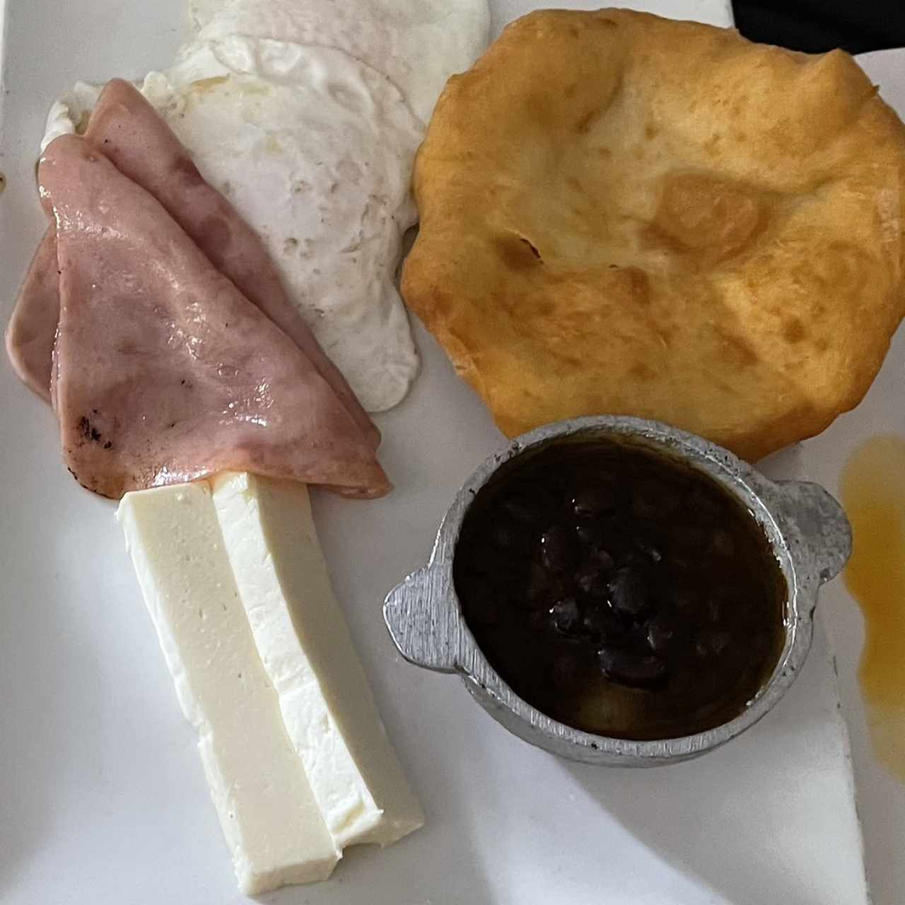 Hojaldre jamón queso y huevo