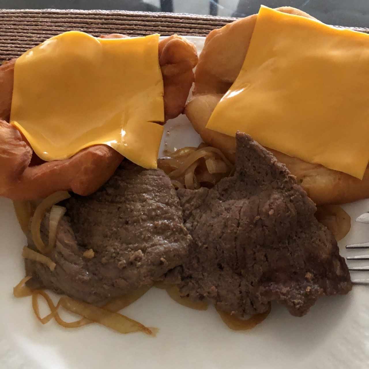 Bistec encebollado y 2 hojaldre