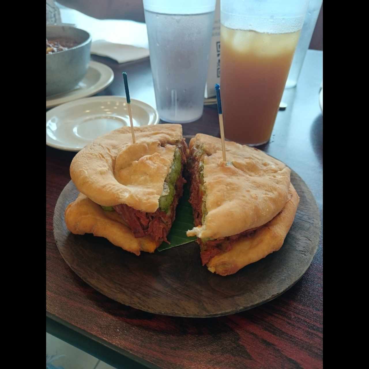 Emparedado de hojaldre y ropa vieja 
