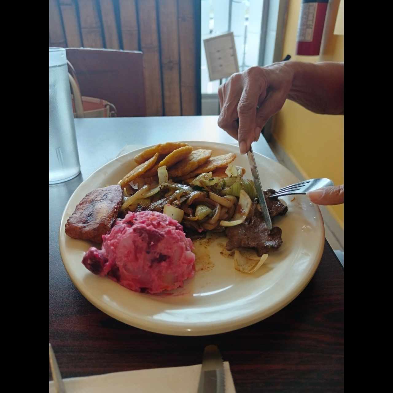 Bistec de higado encebollado 